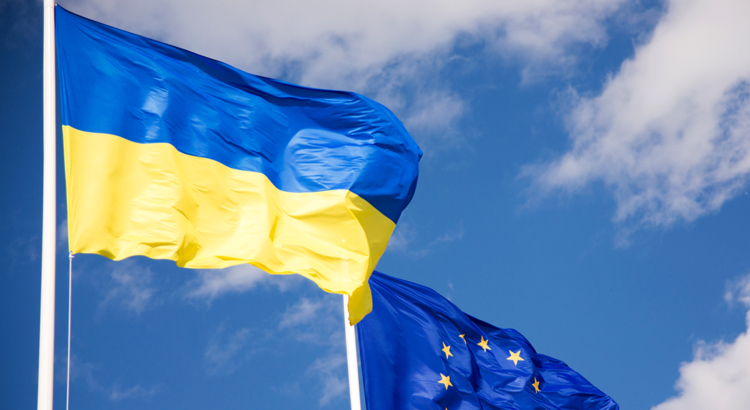 Ukraine Europa Flaggen iStock ValtimorN.jpg